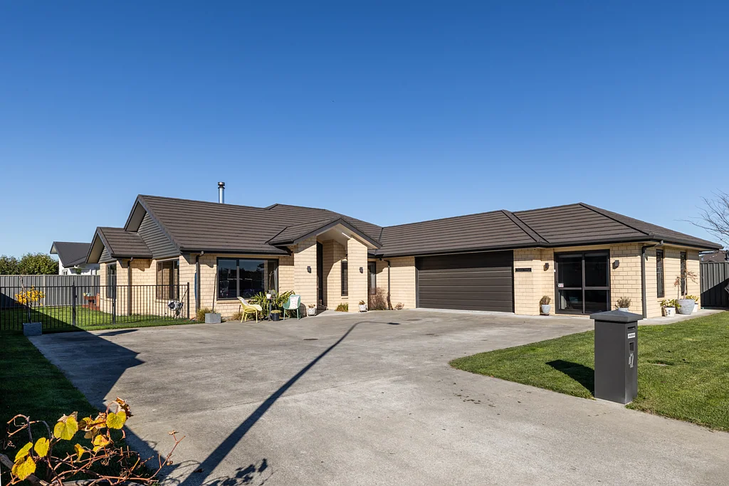 Frimley 4ਬੈੱਡਰੂਮ Executive-Style Living with Space for Everyone