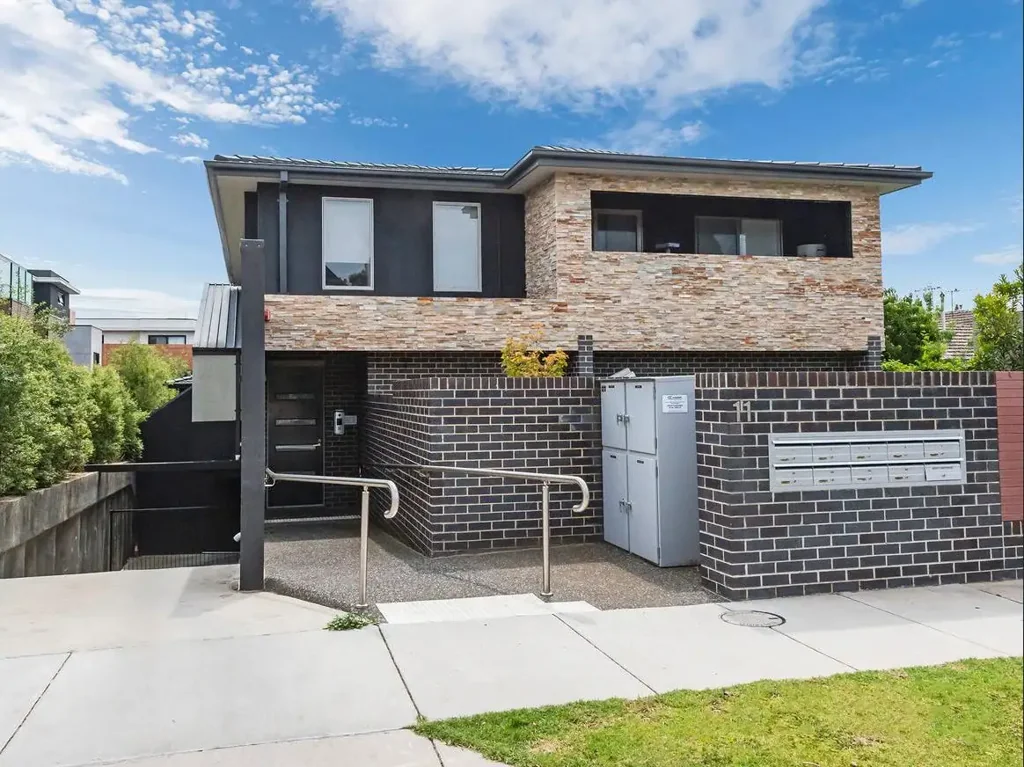Stylish, Spacious & Zoned for Mckinnon Secondary College