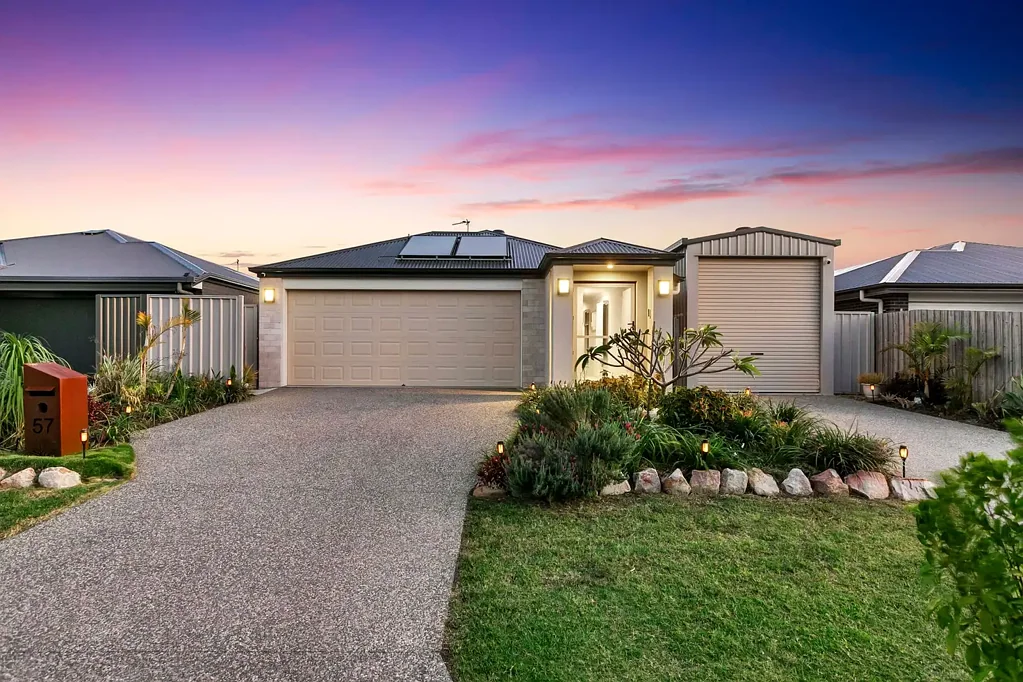 Eli Waters 3 Slaapkamer Beautifully Appointed Home in Quiet, Central Location