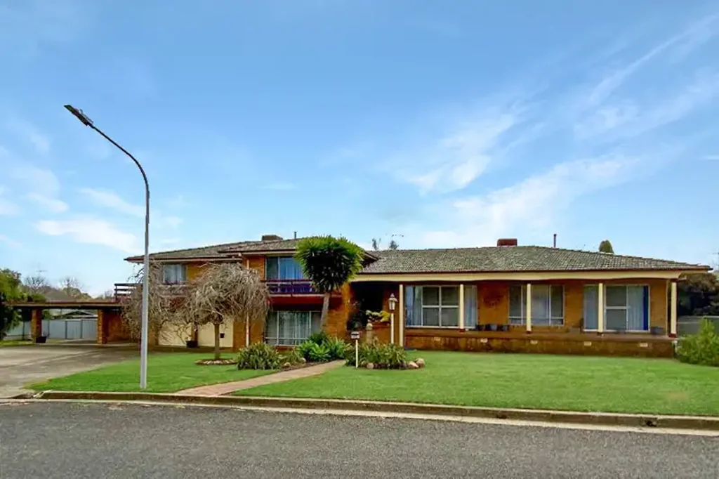 Forbes 6Zimmer Expansive Family Living with Self-Contained Granny Flat