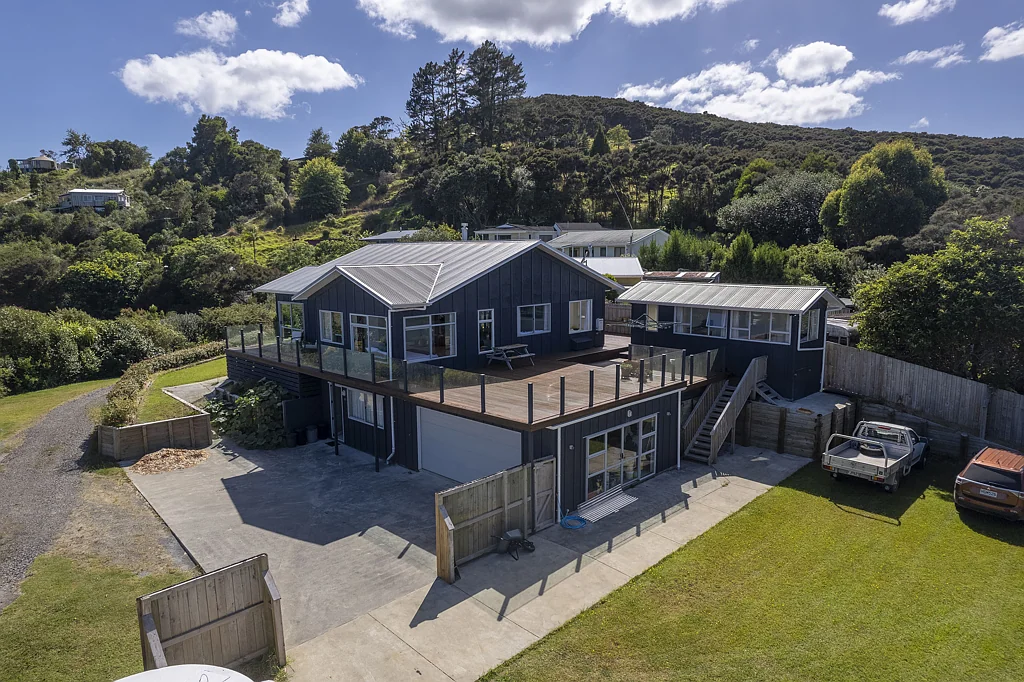 Whangaroa 3房  WATERFRONT IN WHANGAROA - WITH SLEEP-OUT
