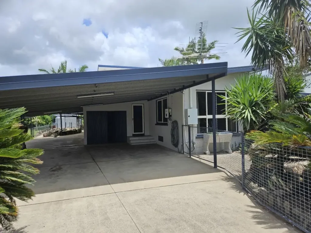 Ingham 7房  LARGE FAMILY HOME - 7 BEDROOMS, 2 BATHROOMS & 5 CAR ACCOM.