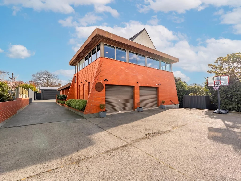 West End 4Moenga Family Home with Privacy + Park Views