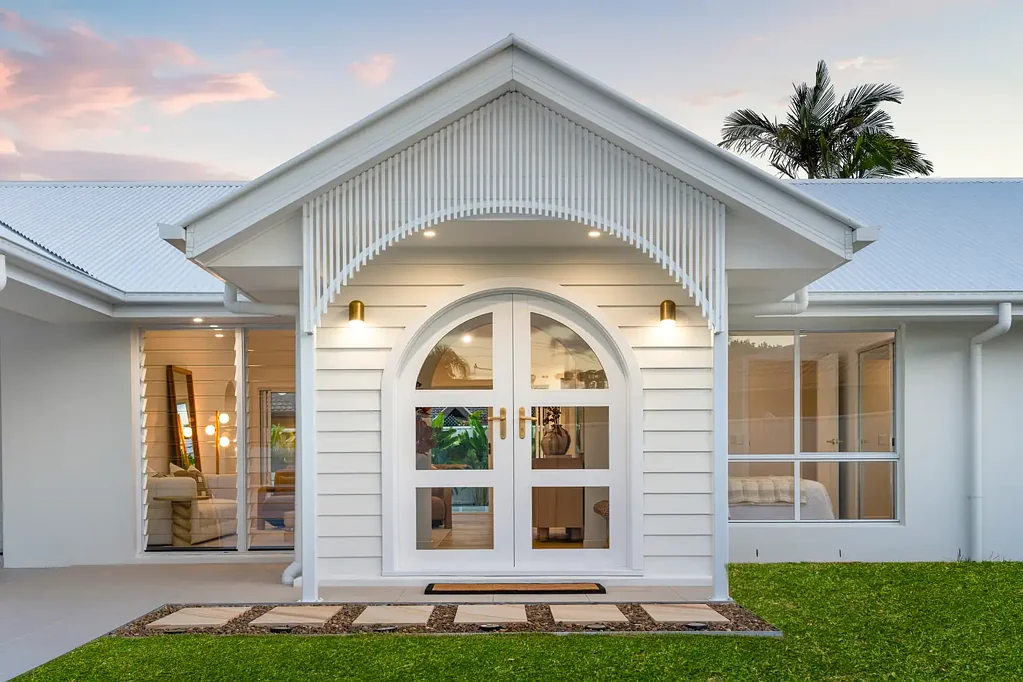 Burleigh Waters 4कमरा Spectacular single level home, only 450 m to Burleigh Beach