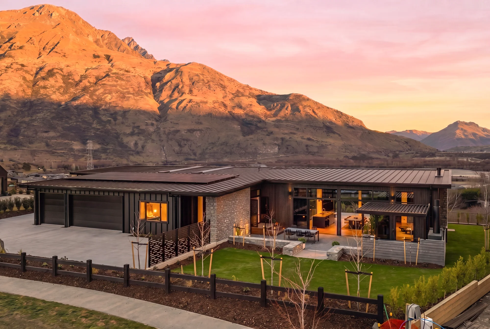 Lower Shotover 4房  Some Homes Are Built. Others Are Crafted.