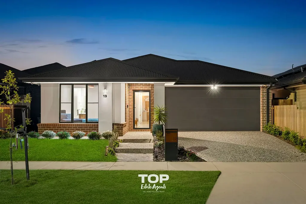 Clyde North 4 Slaapkamer Stylish Near-New Family Home with Premium Upgrades & Outdoor Entertaining
