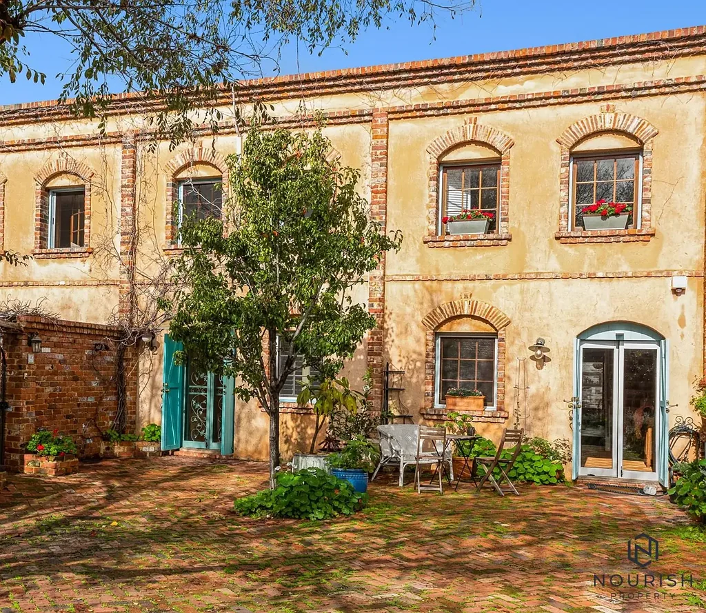 Beautiful French Inspired Townhouse!