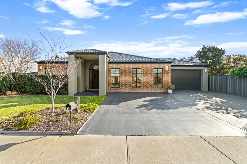 Sale 4 Bedroom A HOME THAT KNOWS HOW TO IMPRESS