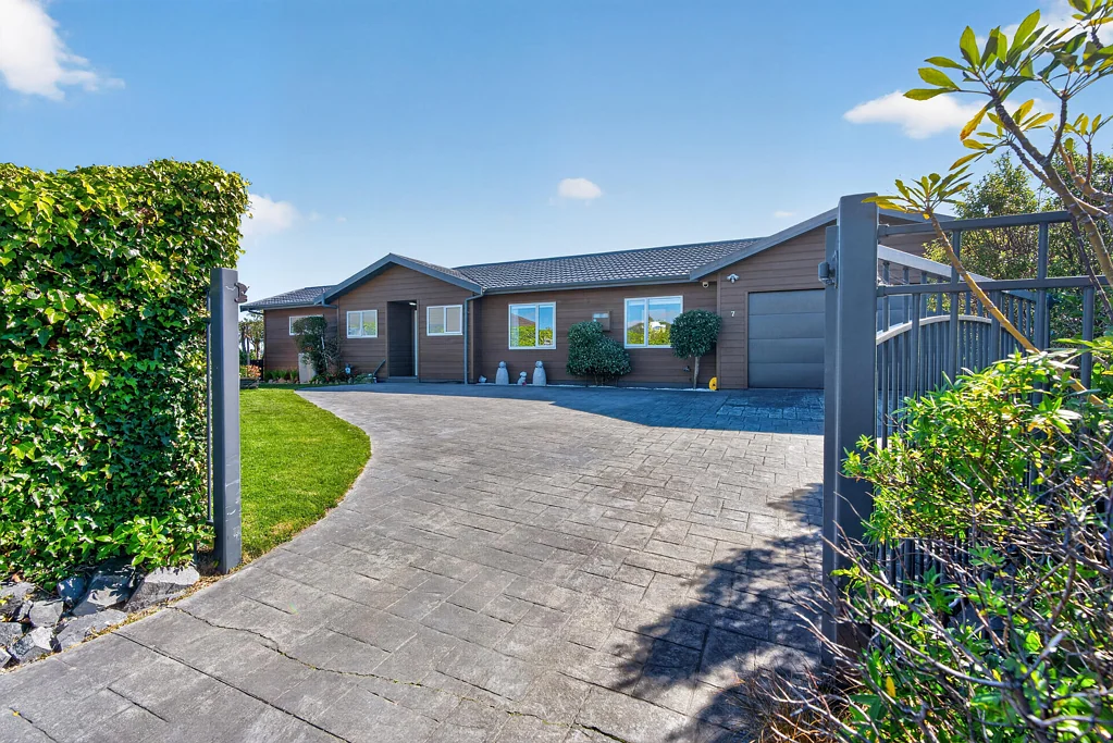 Maungaraki 3 Slaapkamer Single-Level, Sun-Soaked & Seriously Scenic