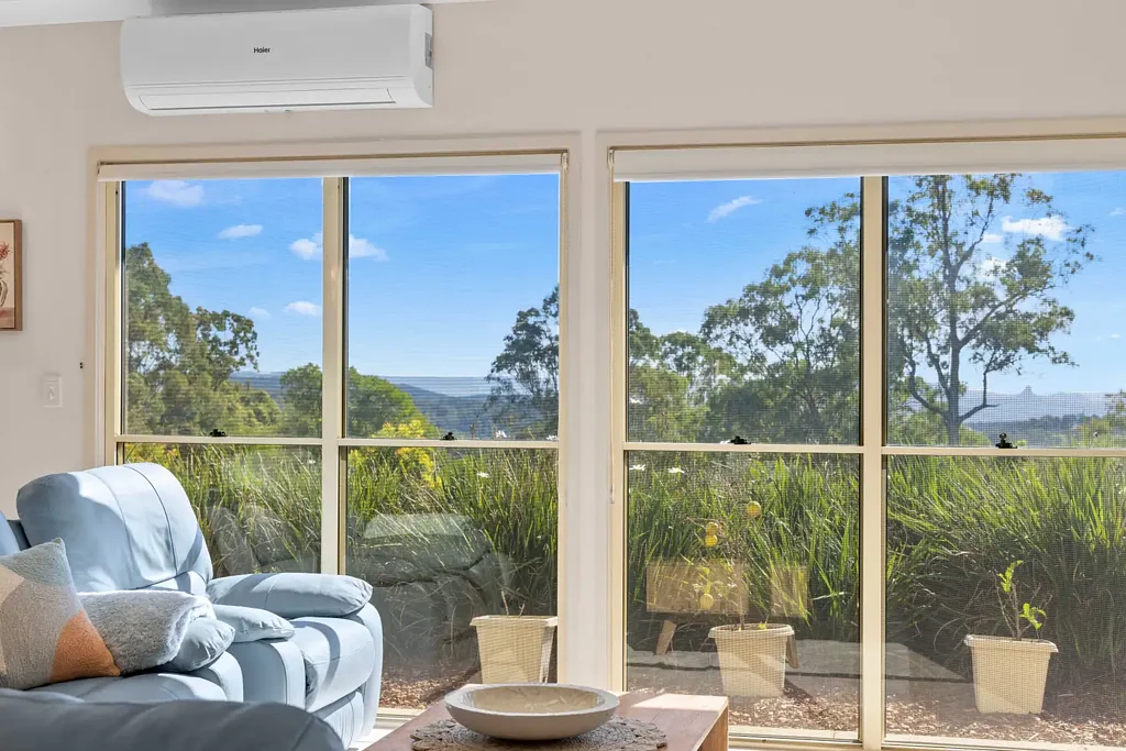 Ocean View 5房 私密高地现代住宅 5英亩土地 壮丽全景 车库停车位 奶奶房 草坪花园 果树菜园 朝东北海景 带阳光房 2.7米高天花板 百叶窗备餐室 燃木壁炉 豪华主人套房 大车库 太阳能系统。 Multi-Generational Family Entertainer With Breathtaking Views