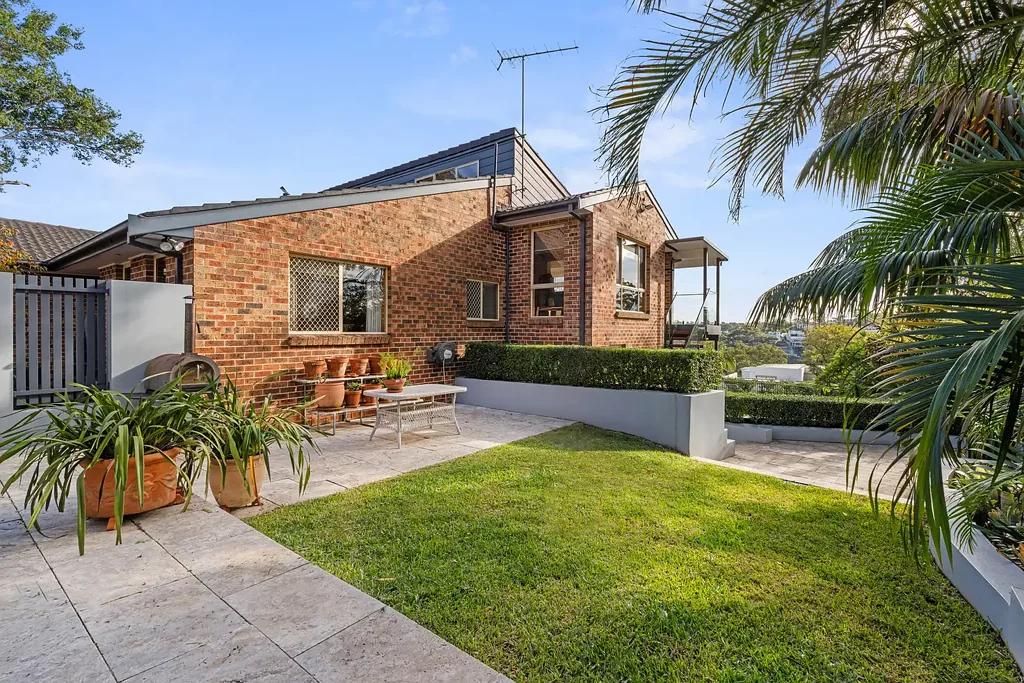 Caringbah South 5બેડરૂમ Private Family Retreat with Water Views, Pool & Self-Contained Dwelling