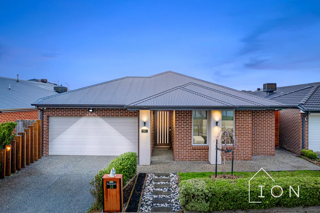 16 Burnett Way, Clyde North, VIC 3978