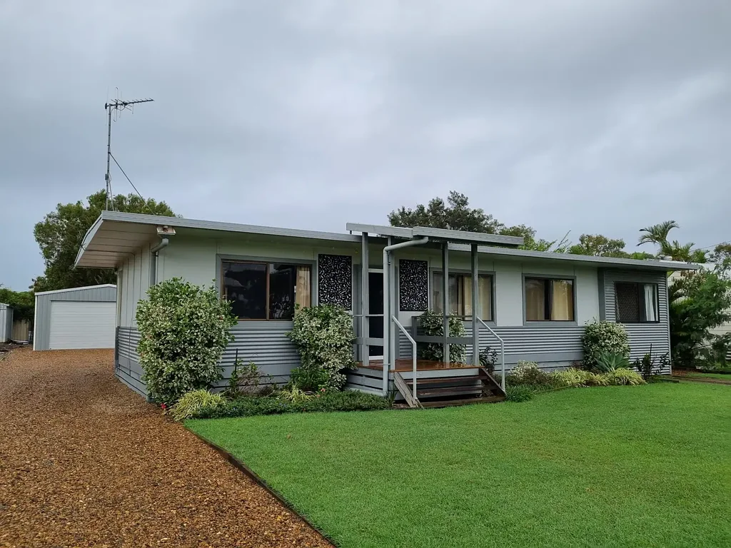 COASTAL LIVING JUST 600M FROM THE OCEANFRONT!