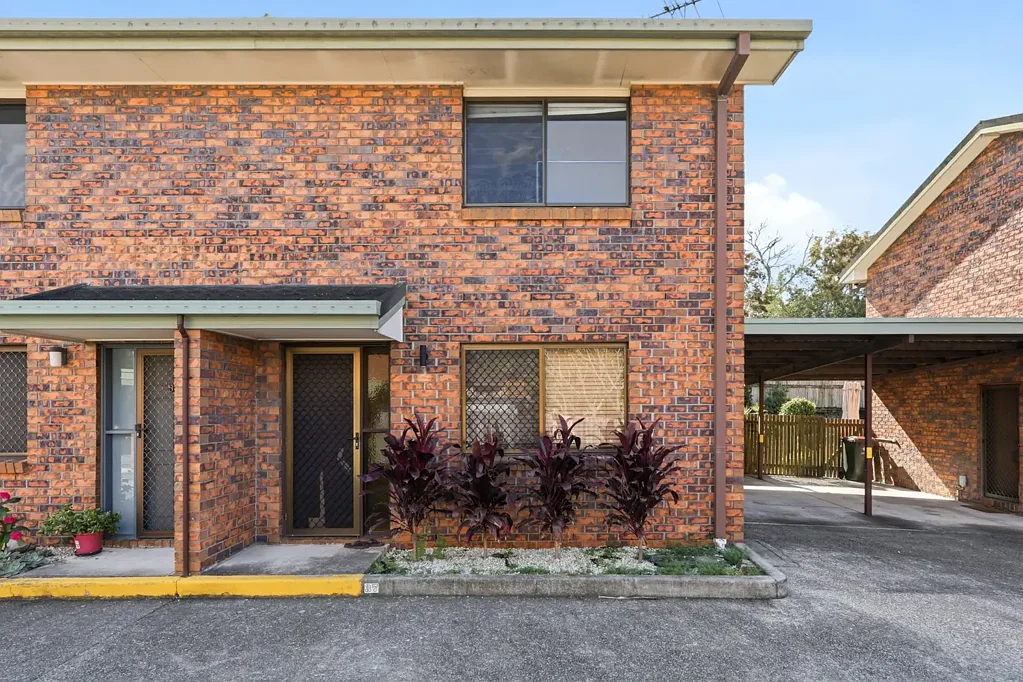 Woodridge 2房 宁静封闭小区 宽敞两卧 实用布局 功能厨房 私人庭院 步行便利 Convenient Living in a Secure Gated Complex