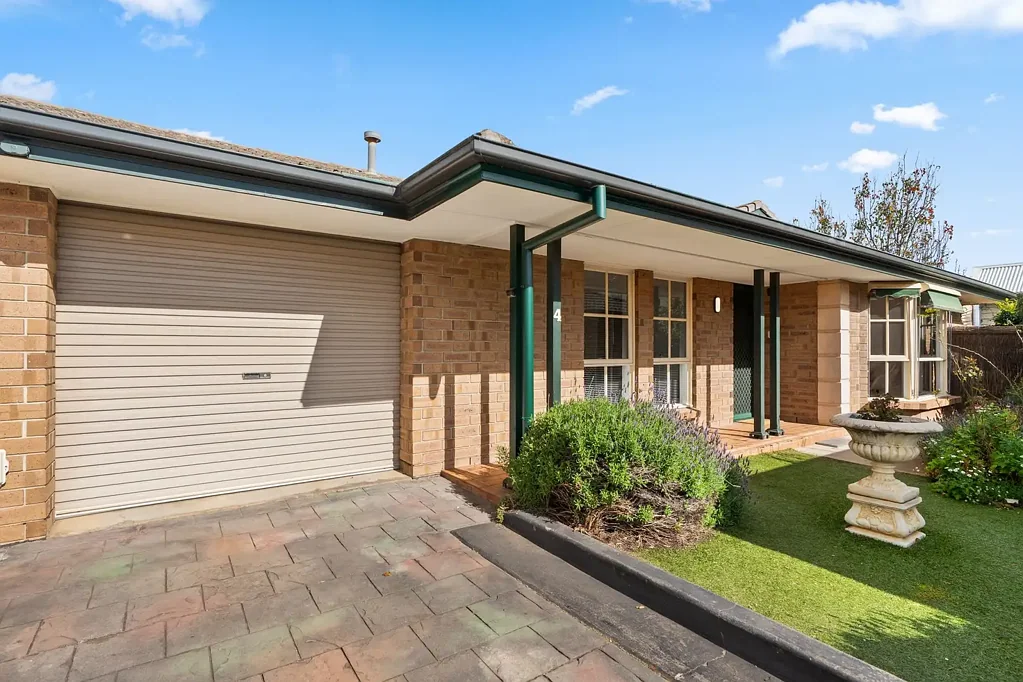 Brighton 2房  Location, Location, Location! Premium Beachside Living