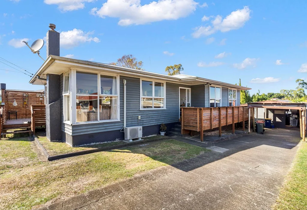 Mangere East 3ห้องนอน Charming Home with Endless Potential!