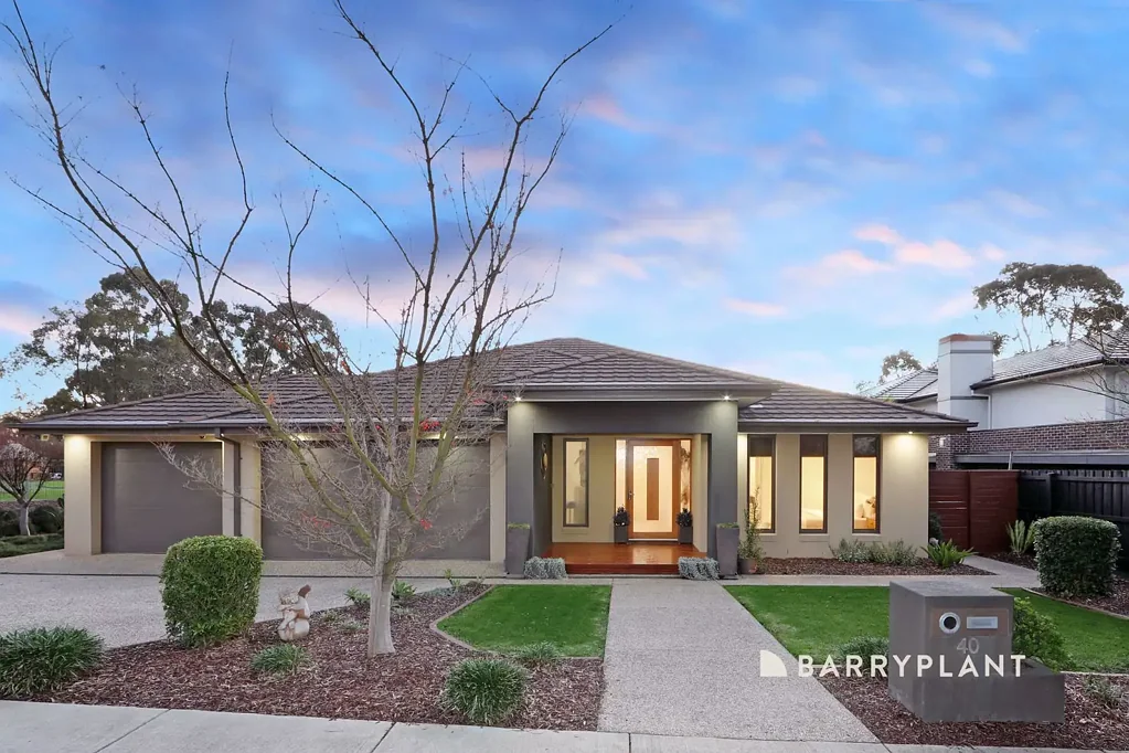Lysterfield 4Zimmer Custom-Built Luxury with Parkside Prestige on 975m²