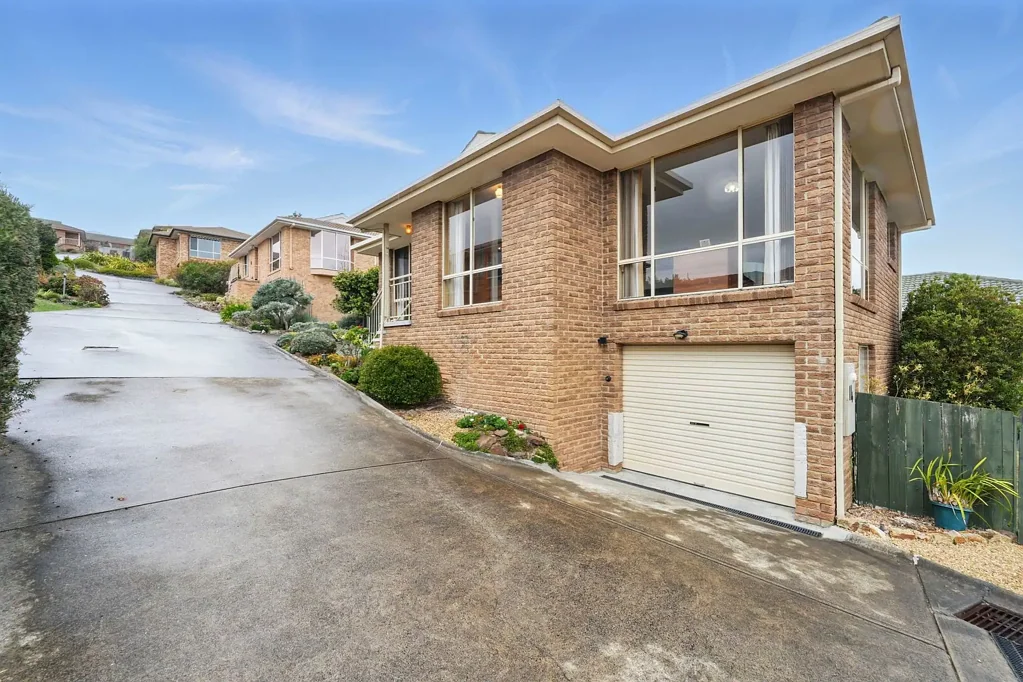 Glenorchy 2 Bedroom Highly appealing villa with water views