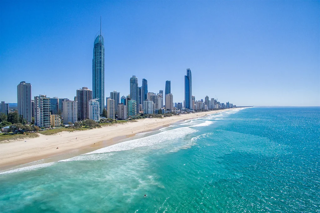 Broadbeach 3कमरा Explore the allure of your ideal residence in this extraordinary property, strategically positioned just minutes away from the city's most exquisite dining establishments and lively entertainment hubs.
