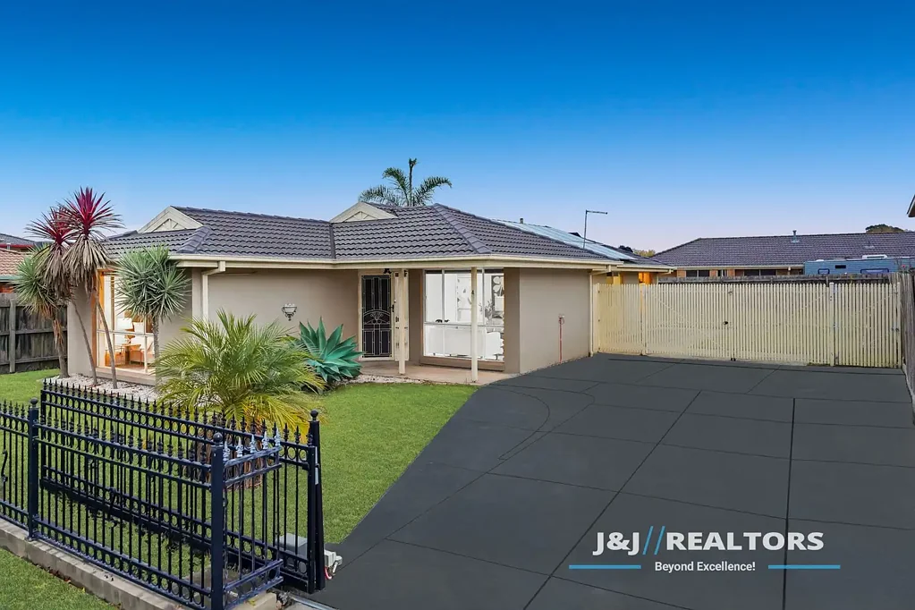 Narre Warren South 3房 这是您的完美家园！宽敞布局、主卧套房、开放式家庭区、配备齐全厨房、中央浴室、安全后院、潜力无限！黄金地段，便利生活，投资增值，不容错过！ Stylish Family Living in a Quiet Court Location