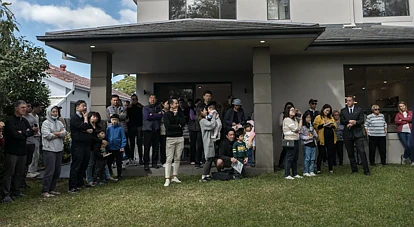 澳洲拍卖市场火爆回归！清盘率飙升至两年最高点，悉尼墨尔本房价上涨压力激增