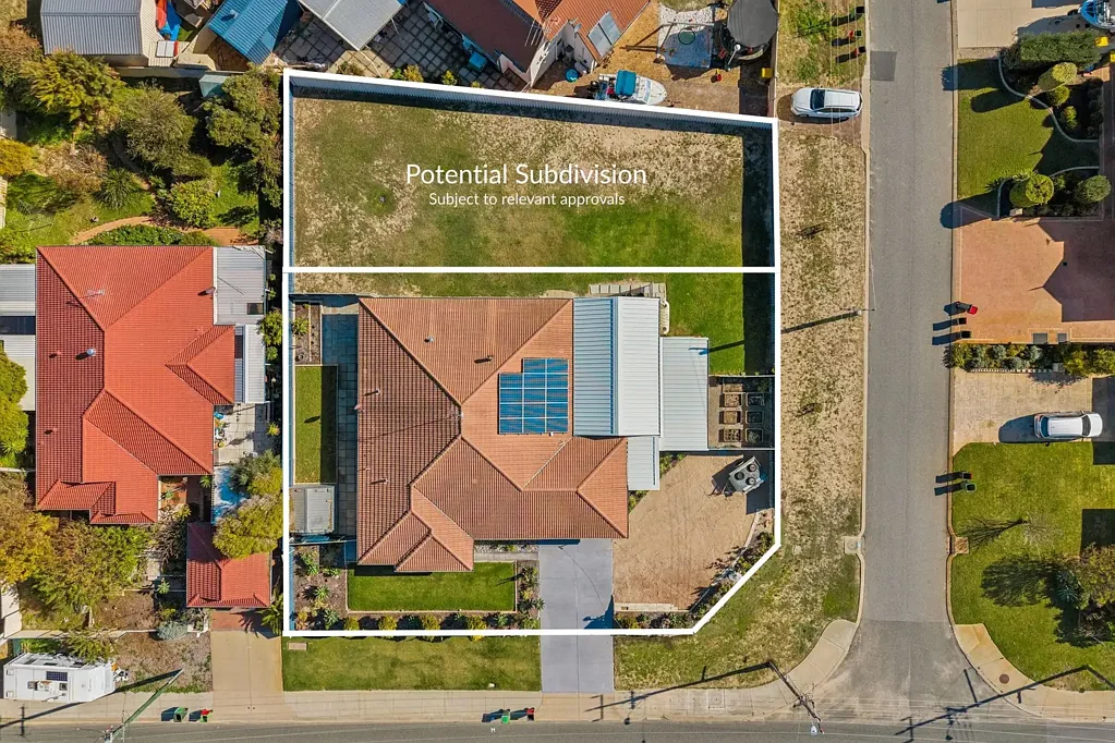 Singleton 4कमरा Expansive corner block living with endless possibilities.