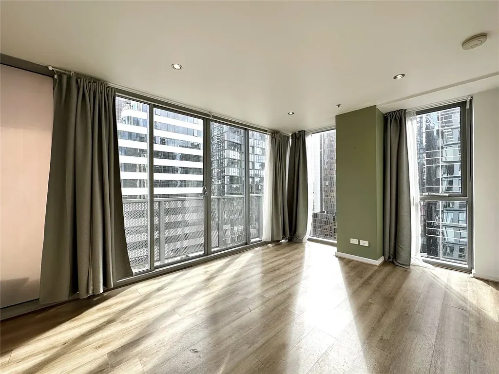 UNFURNISHED NATURALLY LIT TWO BEDROOM ONE CARAPRK APARTMENT LOCATED IN CBD!!!