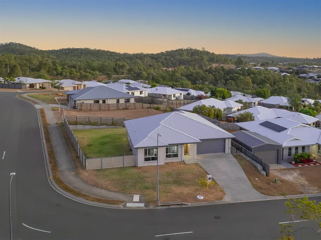 New Auckland 5房  Elevated Family Living on a Spacious Corner Allotment with Stunning Outlooks