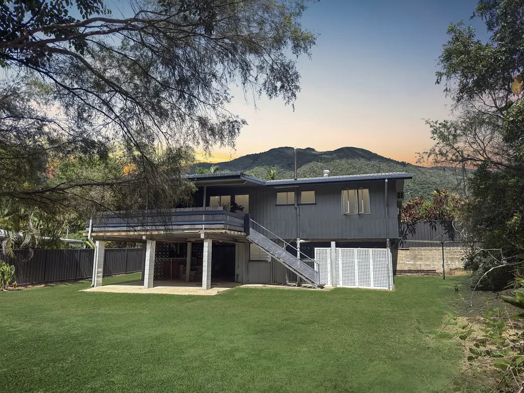Tully 3ਬੈੱਡਰੂਮ Move-In Ready Queenslander on 1,042m² in Central Tully