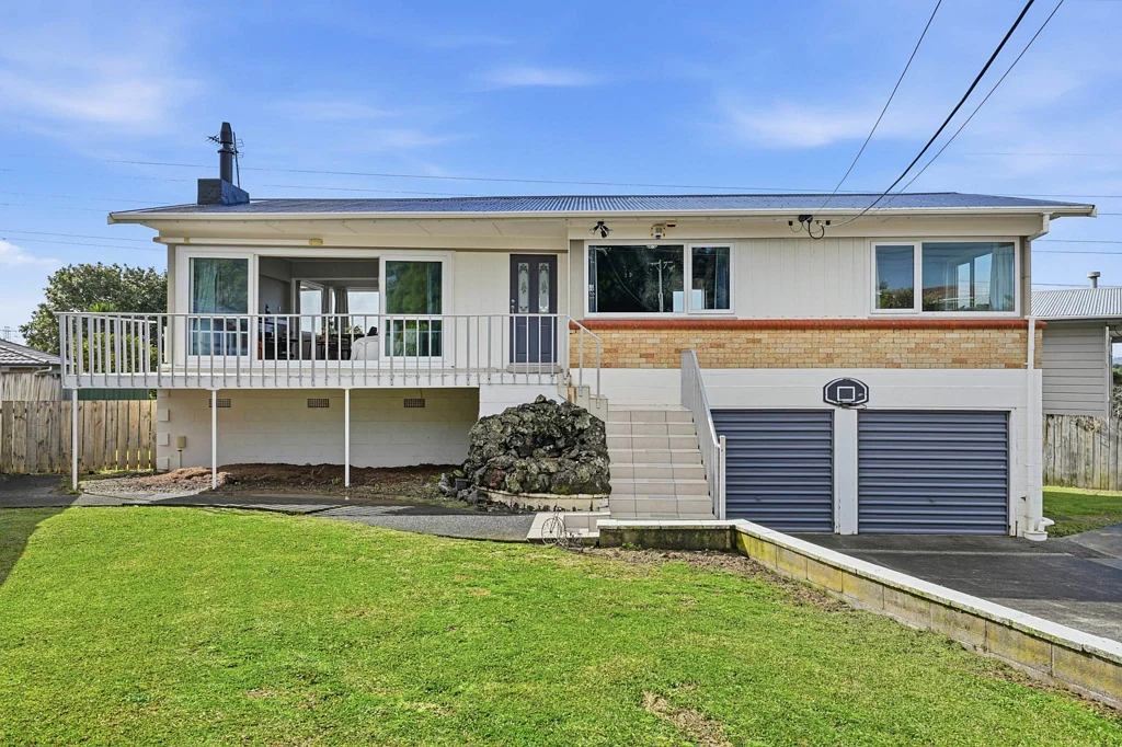 Te Atatu South 3 Slaapkamer Solid Brick, Big Land & Views