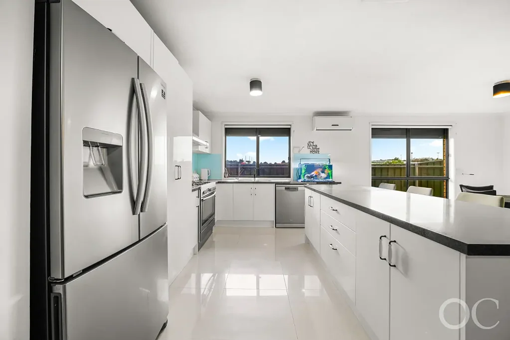 Port Noarlunga 4બેડરૂમ Open the Door to an Immaculate 4 Bed, 2 Bath Home With Ocean and River Views