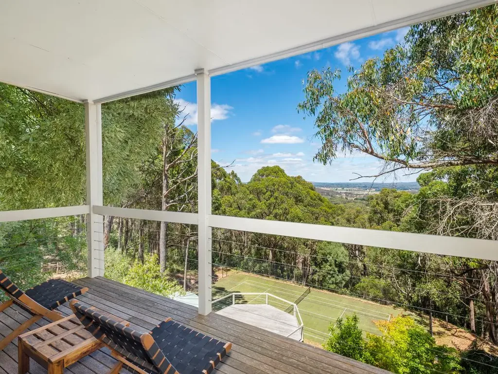 Mount Macedon 3Habitaciones Architect-Designed Mount Macedon Retreat with Tennis Court and Private Bush Walk Track