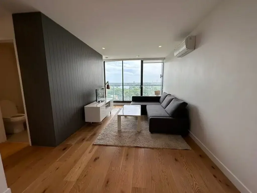 Fully Furnished 2 Bedrooms Stunning Apartment In The Emerald Melbourne