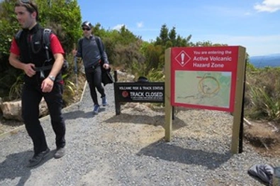 高山步道电子灯提示火山风险