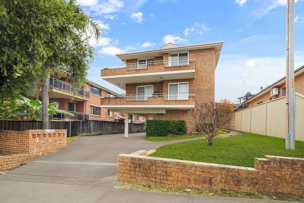 Harris Park 2ਬੈੱਡਰੂਮ Top Floor Gem with Views & Unbeatable Convenience