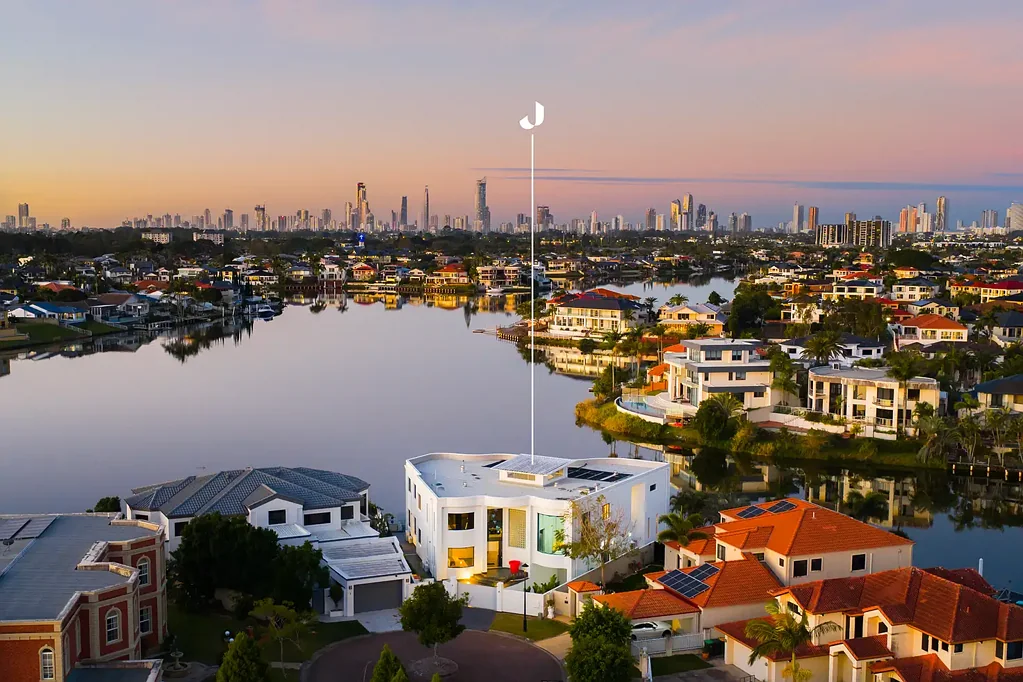 Clear Island Waters 6ਬੈੱਡਰੂਮ SKYLINE VIEWS, HUGE FRONTAGE, WIDE WATERVIEW - "THE JEWL OF CLEAR ISLAND WATERS!"