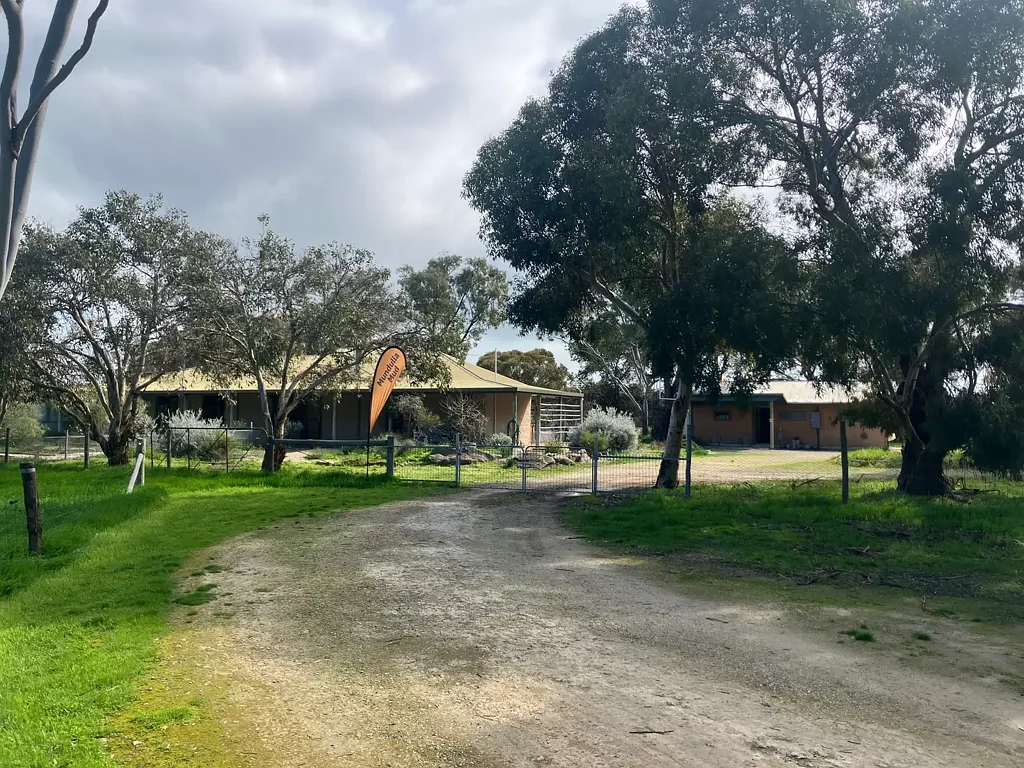 Mundulla 5غرفة نوم 5 Bedroom mud  brick home and studio set on approximately 5 acres