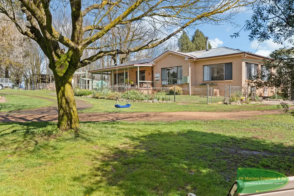 Bathurst "Hazelwood" - Country Charm, Granny Flat, Sheds & Stylish Renovated Living