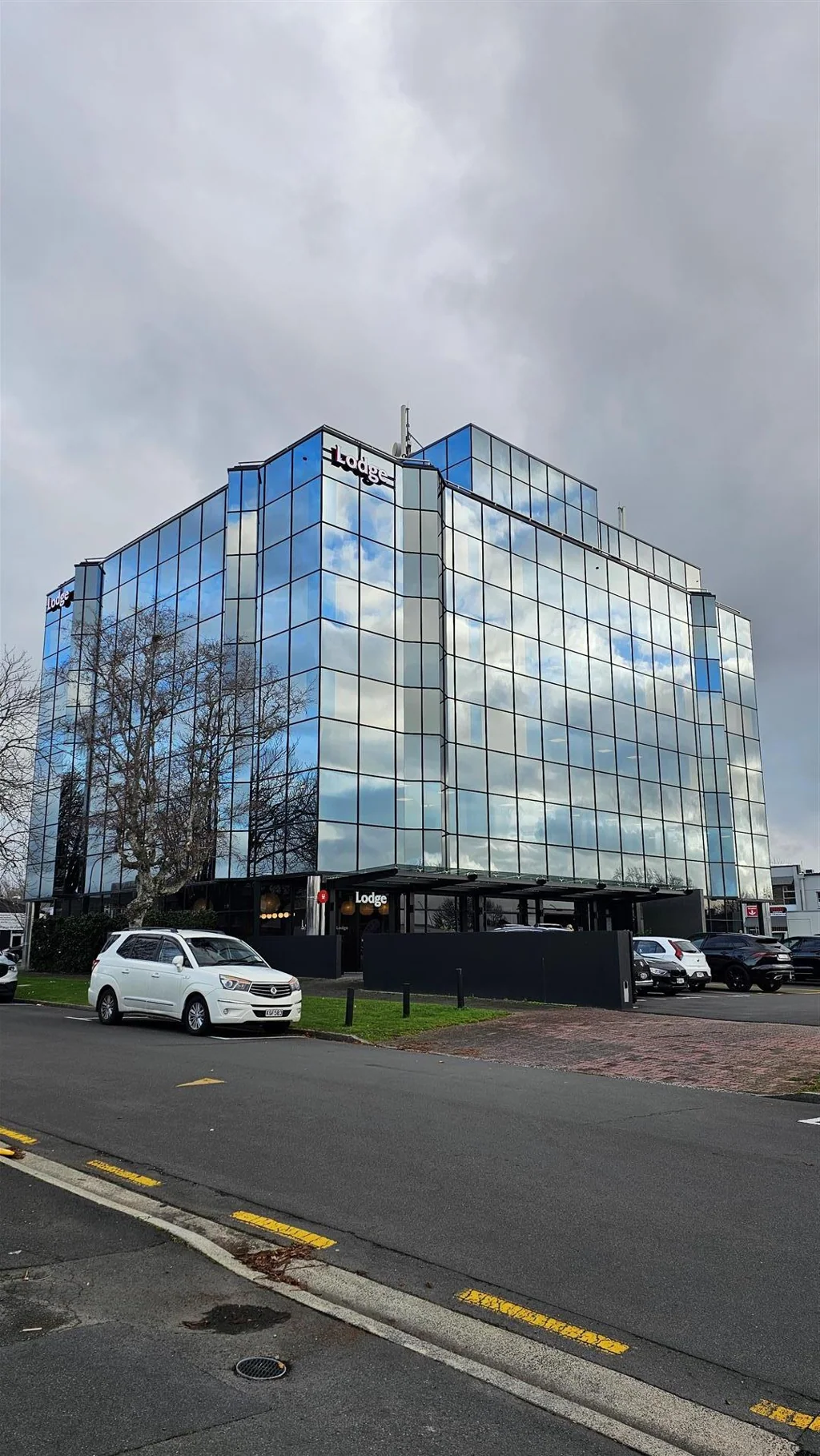 Hamilton Central CONTEMPORARY LOOK WITH MODERN FITOUT