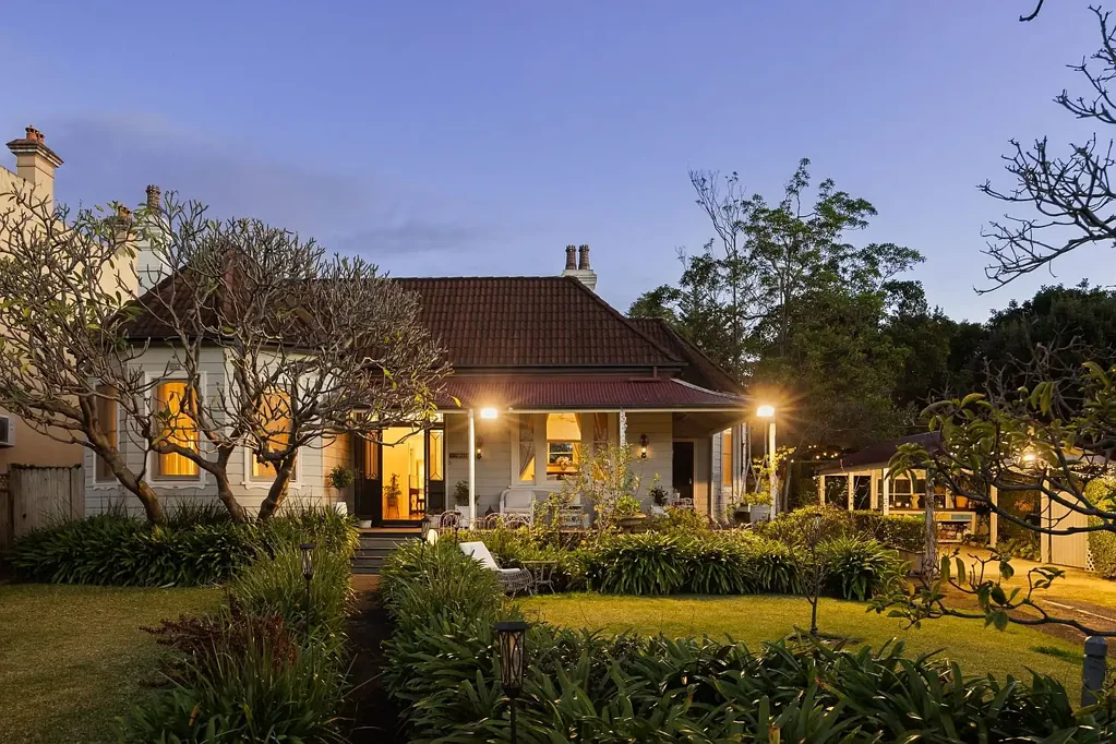 Burwood 5બેડરૂમ Enchanting family entertainer rests on a north-facing 1,150sqm blue ribbon estate