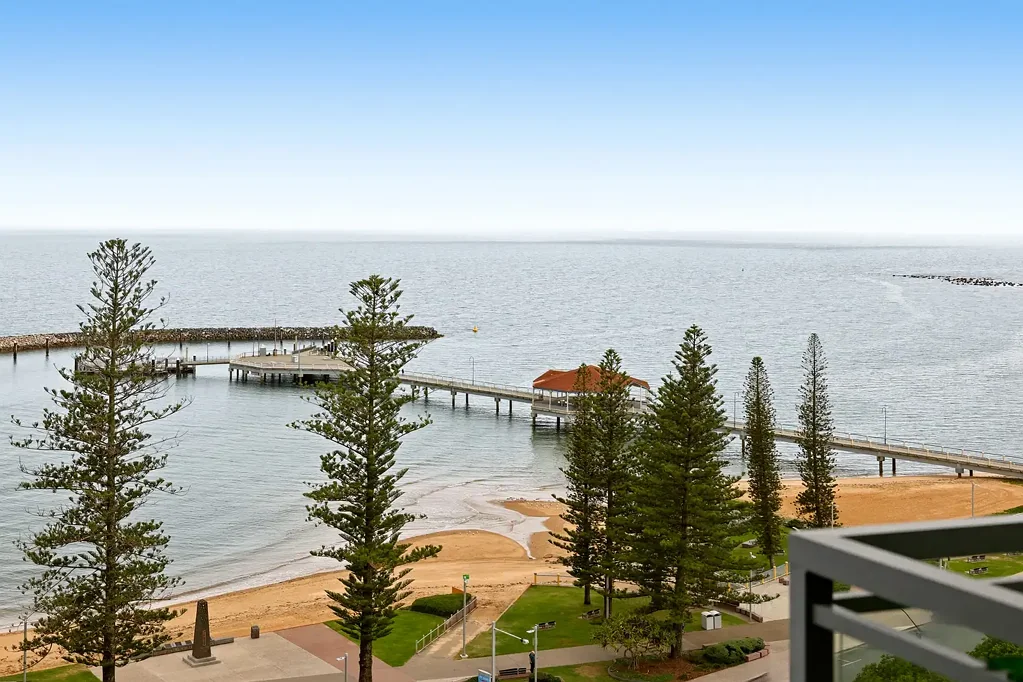 Redcliffe 3ห้องนอน ELEVATED COASTAL LUXURY WITH ICONIC MORETON BAY VIEWS