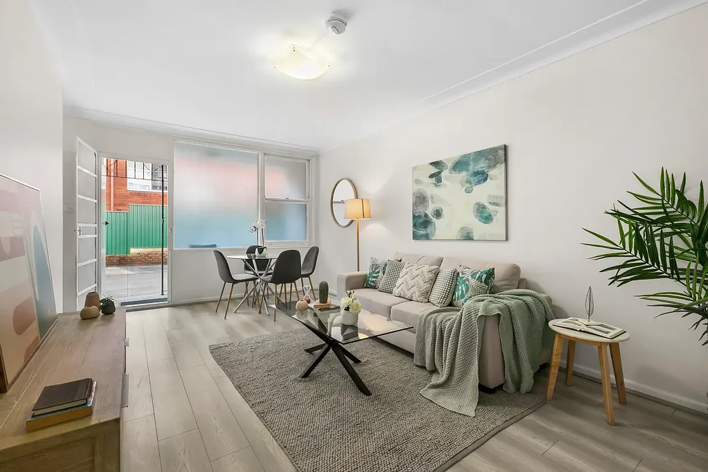 Ashfield 2房 精品建筑群 便利地理位置 步行生活所需 情侣投资者首房理想 宽敞卧室 装修精美浴室 内部洗衣设施 更新厨房 北部光线阳台 户外用餐好场所 上锁车库 极好发现 投资者机会 Prime Double Brick Unit in Ultra Convenient Location