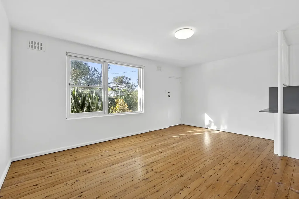 One-Bedroom Ground Floor Apartment Steps from the Beach
