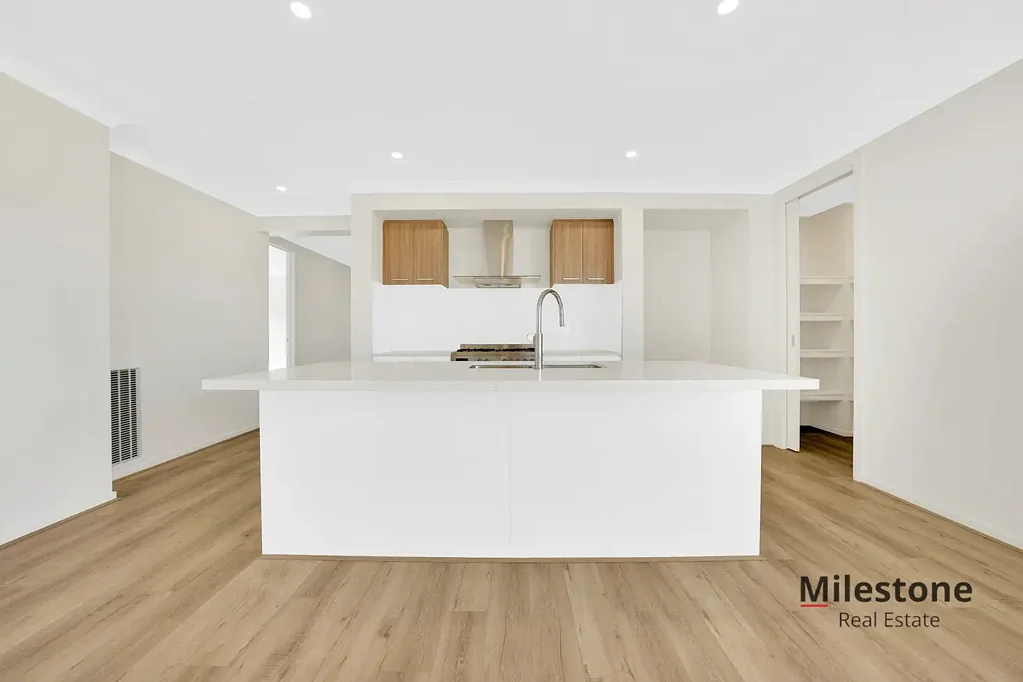Clyde North 4Phòng ngủ Metricon-Built Masterpiece: Where Space, Quality & Location Merge Perfectly!
