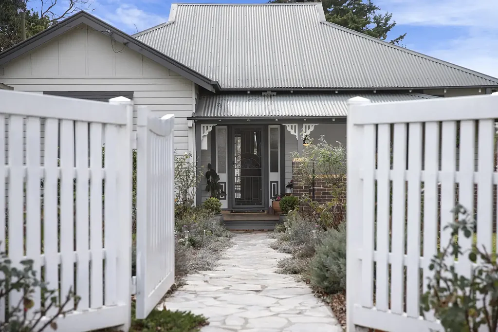 Armidale 4房  An Exceptional Central South Family Home of Character & Contemporary Comfort