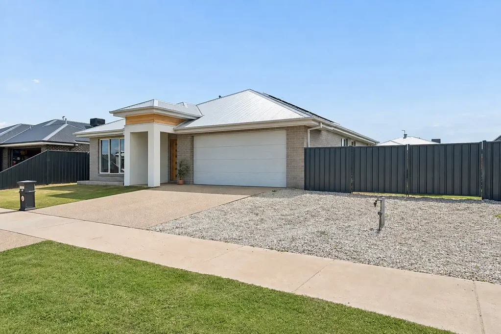Yarrawonga 4침실 SPACIOUS FAMILY LIVING WITH HUGE SIDE ACCESS!