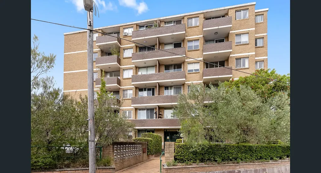 ONE BEDROOM UNIT (WITH CARSPACE) IN THE HEART OF NEWTOWN!