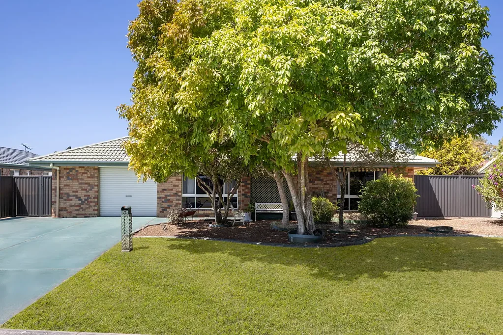 Deception Bay 4房 主卧带空调套间 3宽敞卧室 现代厨房 全尺寸浴缸 超大户外娱乐 私密全围栏地块 低维护庭院 车库穿行通道 Stylish Lowset Brick Family Home - Move-in Ready with Modern Upgrades!