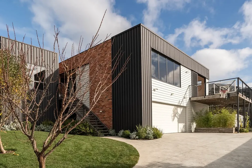 Riverside 4房  Beautiful family home, 180 degree Tamar River views, flexible lower level offering rumpus, workshop and parking for boat or caravan