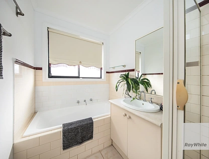 2/41 Pecks Road, Sydenham, VIC 3037, 3房, 1浴, House